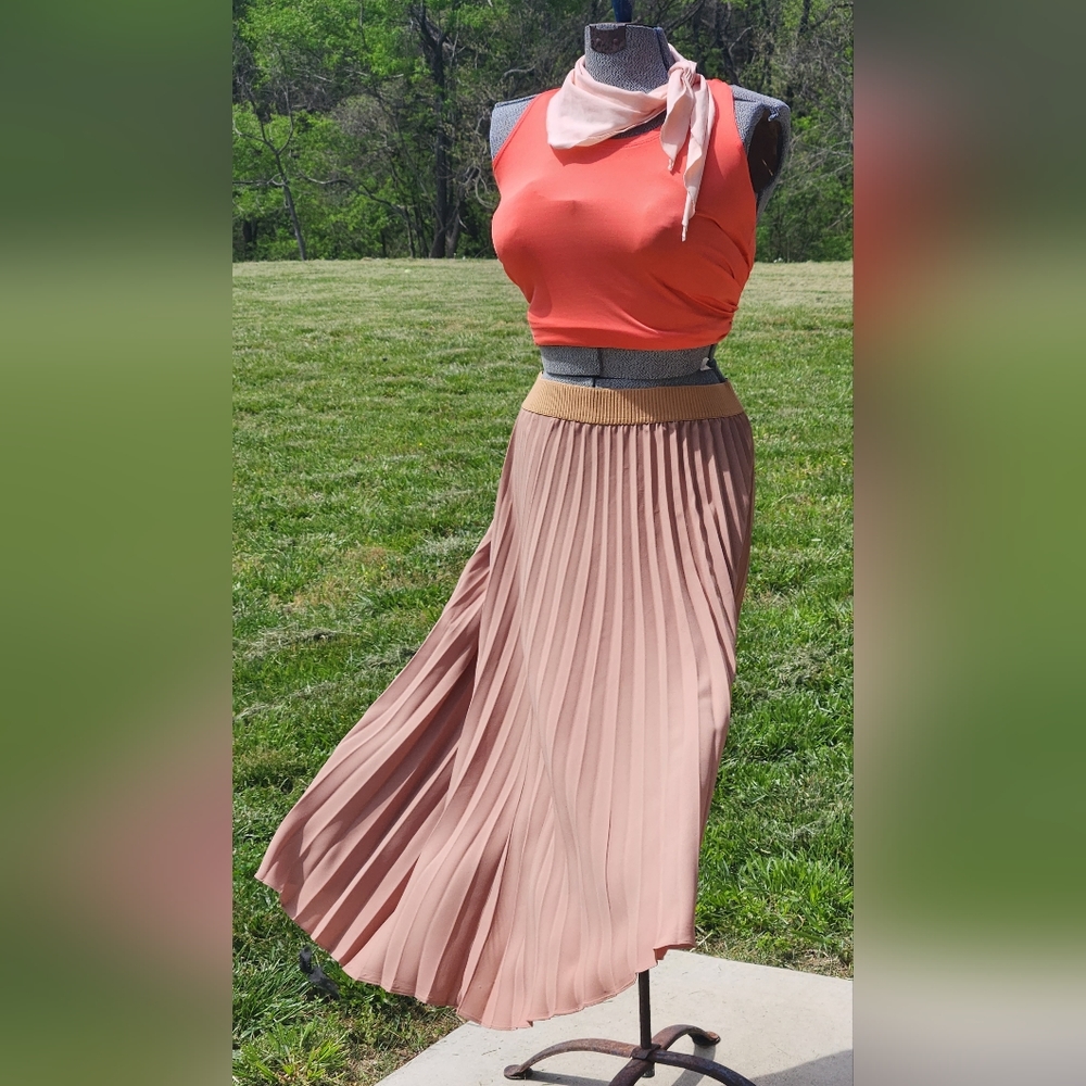 MIDI PLEATED SKIRT NUETRAL COLOR ELASTIC WAIST. GREAT SHAPE SIZE MEDIUM